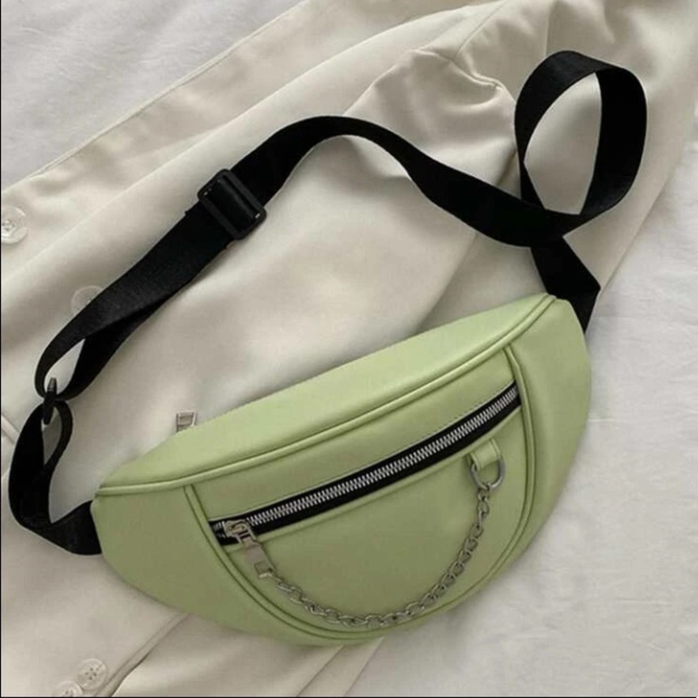 🎉 HOST PICK 🎉 💙 Women’s Leather Green Chain Decor Adjustable Strap Fanny Pack